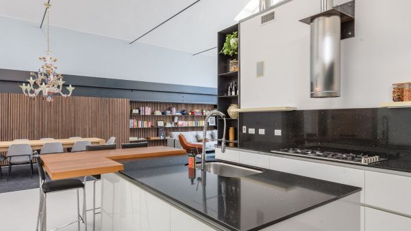 La cucina a isola del loft Genepi a Milano