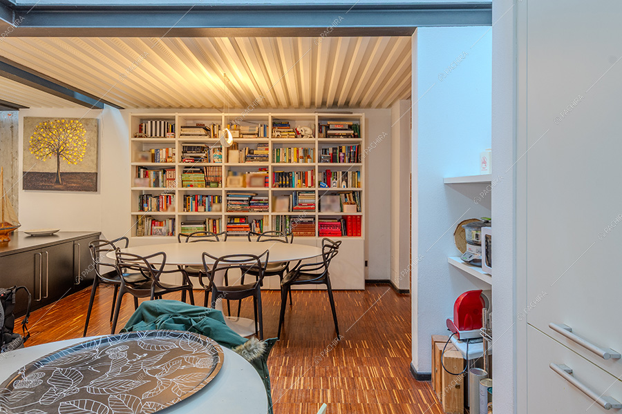 Zona pranzo del loft Kiku, location in stile moderno a Milano