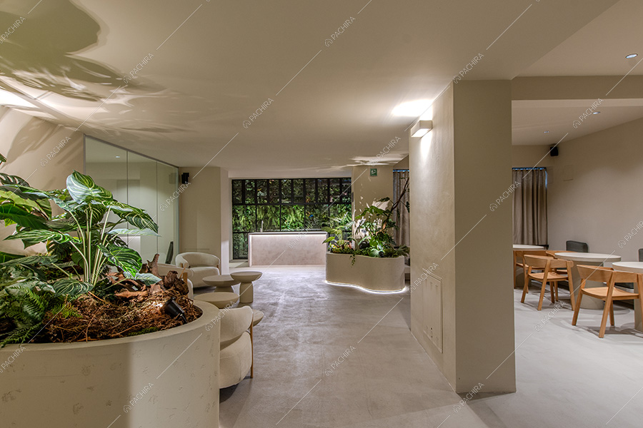 Zona living dell'espositivo Tatra, location in stile contemporaneo a Milano