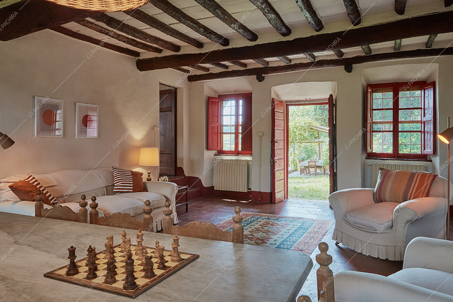 Zona living della masseria Mincio, location in stile rustico a Lucca