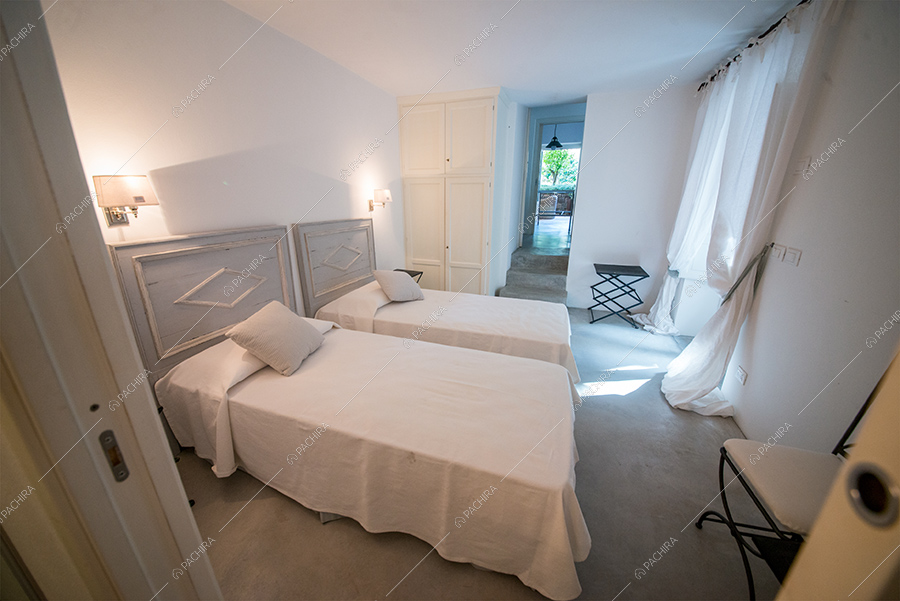 Camera da letto della villa Toyon, location in stile classico a Messina