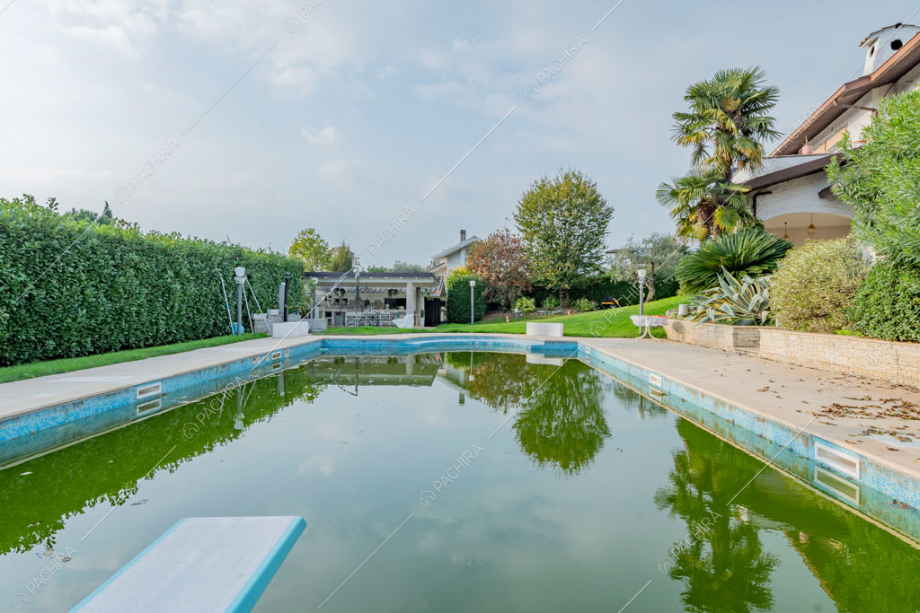 Piscina della villa Ararat, location in stile classico a Milano