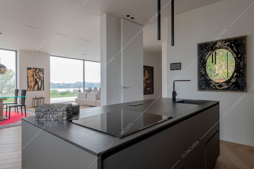 Cucina a vista della villa Ladoga, location in stile contemporaneo a Varese
