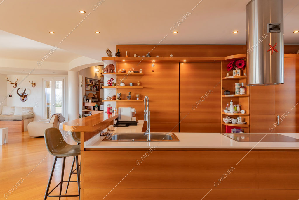 Vista sulla cucina della villa Matico, location in stile contemporaneo a Roma
