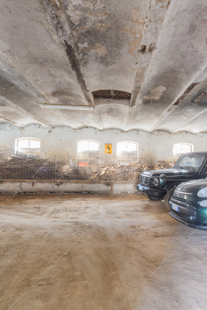 Grande e luminoso garage con soffitto grigio