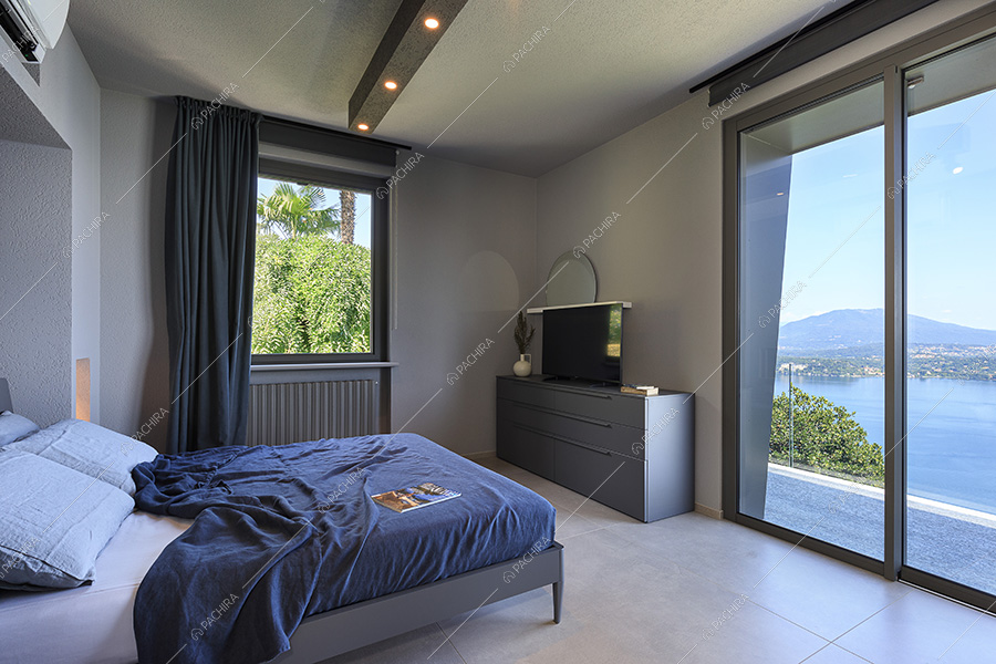 Camera da letto della villa moderna Cleome, location per shooting a Verbania