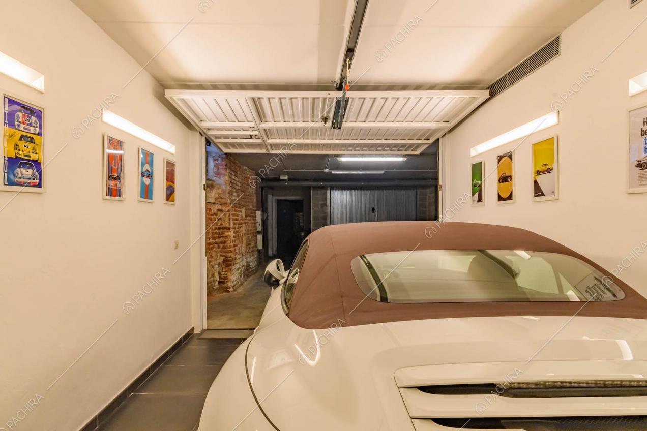 Garage con pavimento nero e pareti bianche