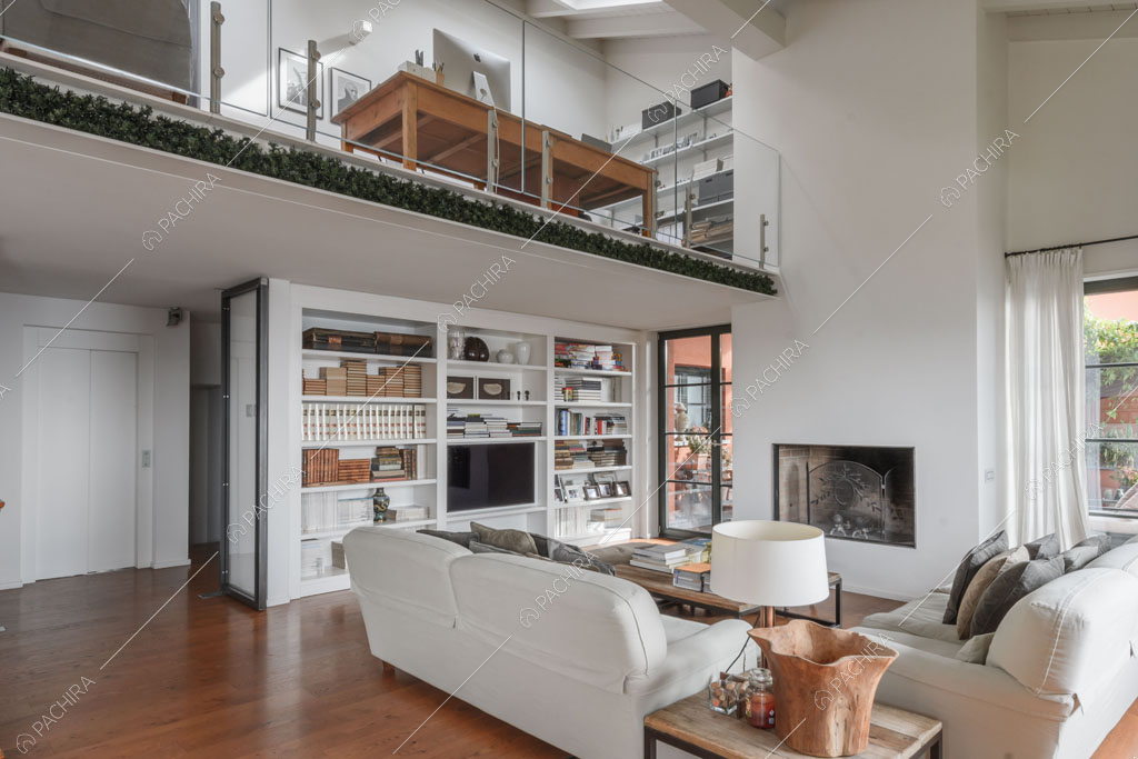 Sala con pavimento in parquet della villa Roveja, location in stile contemporaneo a Como