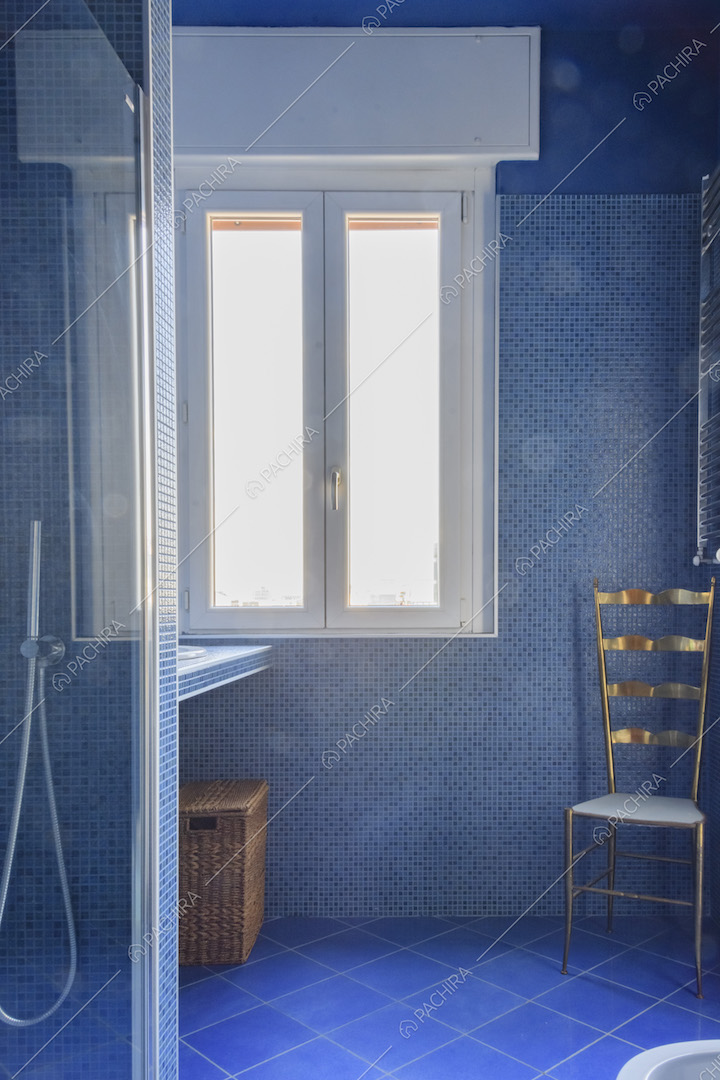 Piastrelle a mosaico blu sulla parete del bagno
