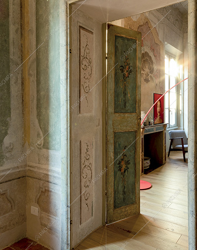 Corridoio dell'appartamento Cajà, location in stile moderno a Mantova
