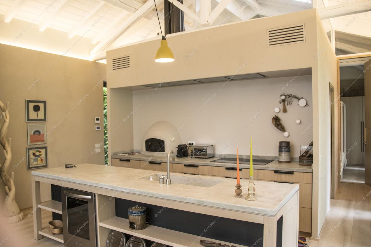 Cucina a isola beige con piano di lavoro in marmo chiaro
