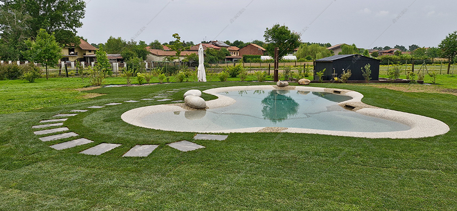 Piscina della villa Jaspis, location in stile moderno a Novara