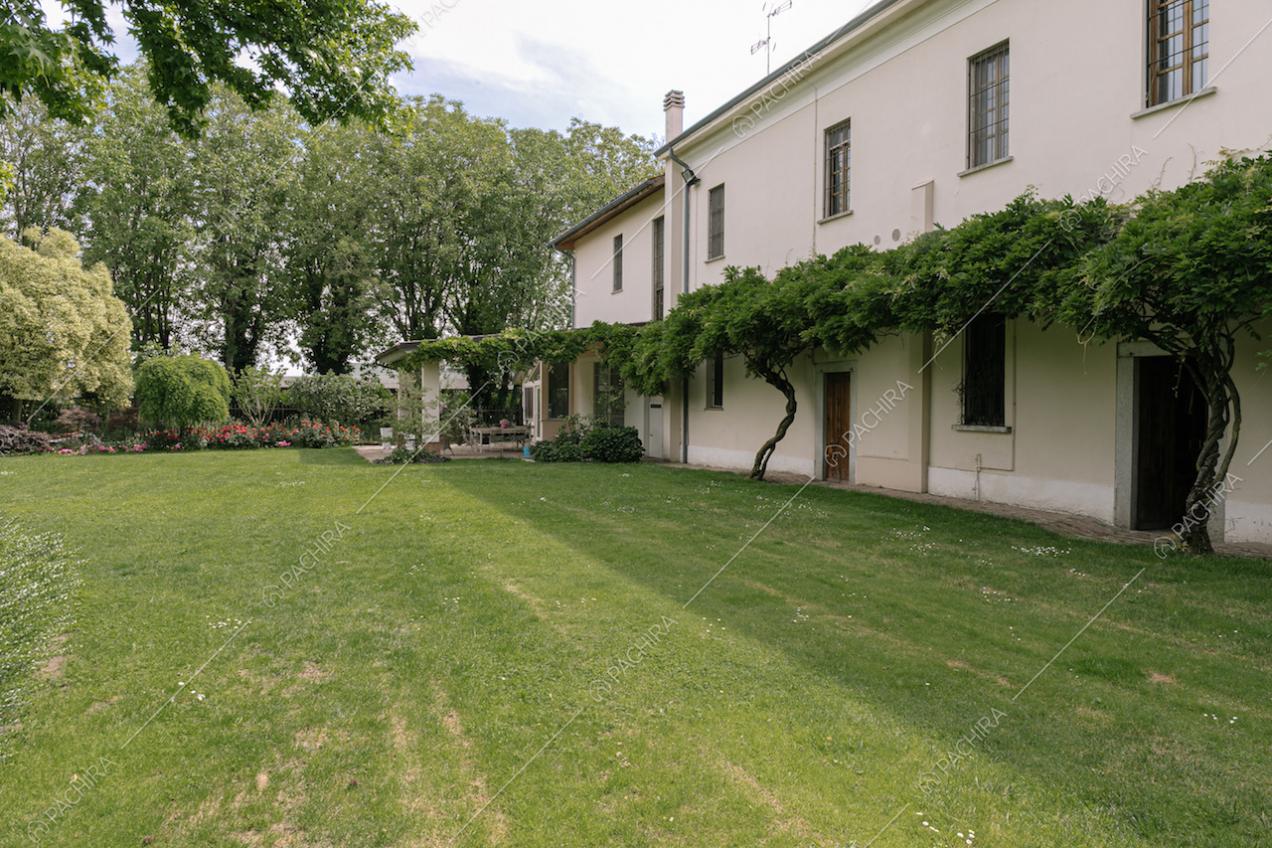 Vista giardino e veranda