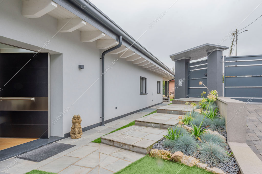 Ingresso della villa Amazonite, location in stile contemporaneo a Varese
