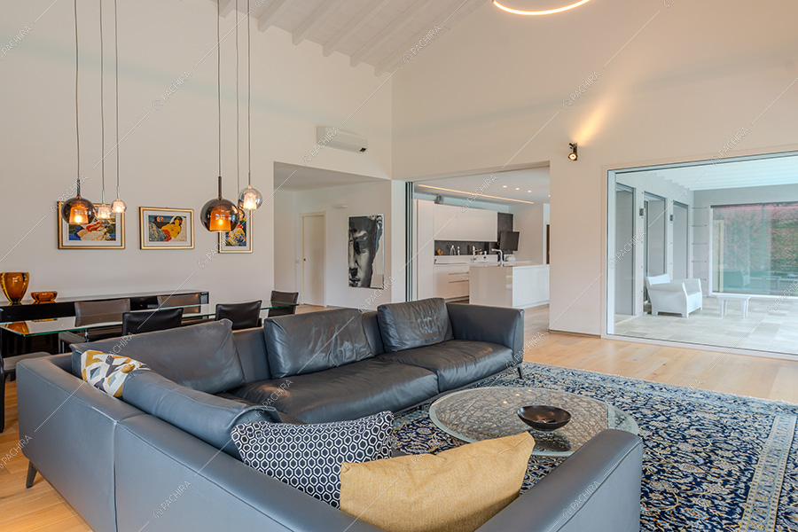 Salotto della villa Daintree, location in stile moderno a Varese