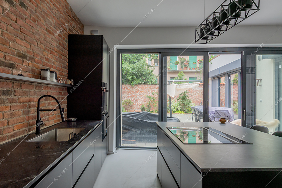 Cucina a vista del loft Ob, location in stile moderno a Milano