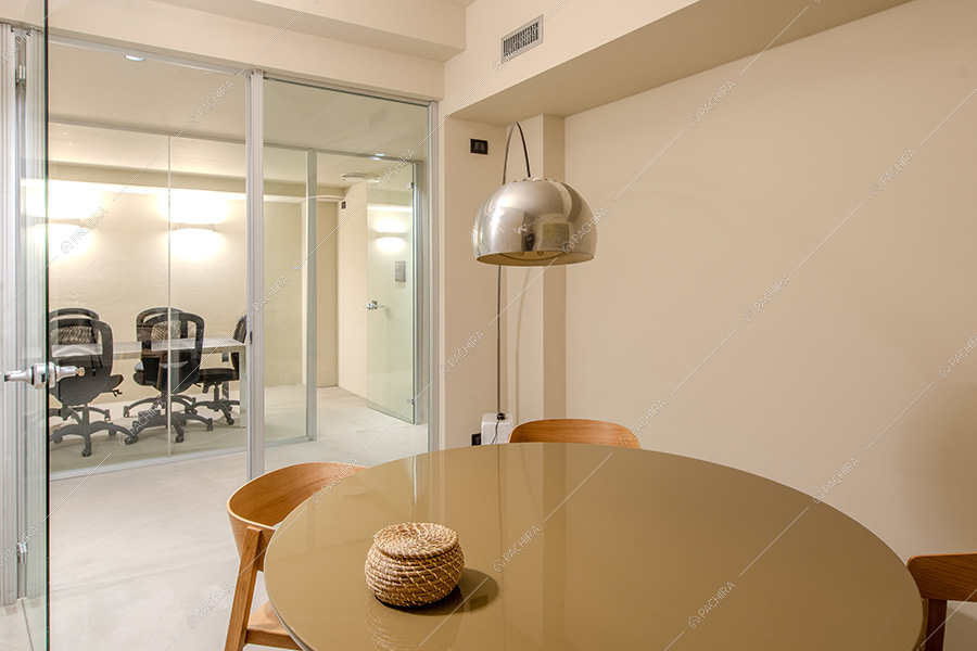 Saletta dell'espositivo Tatra, location in stile contemporaneo a Milano