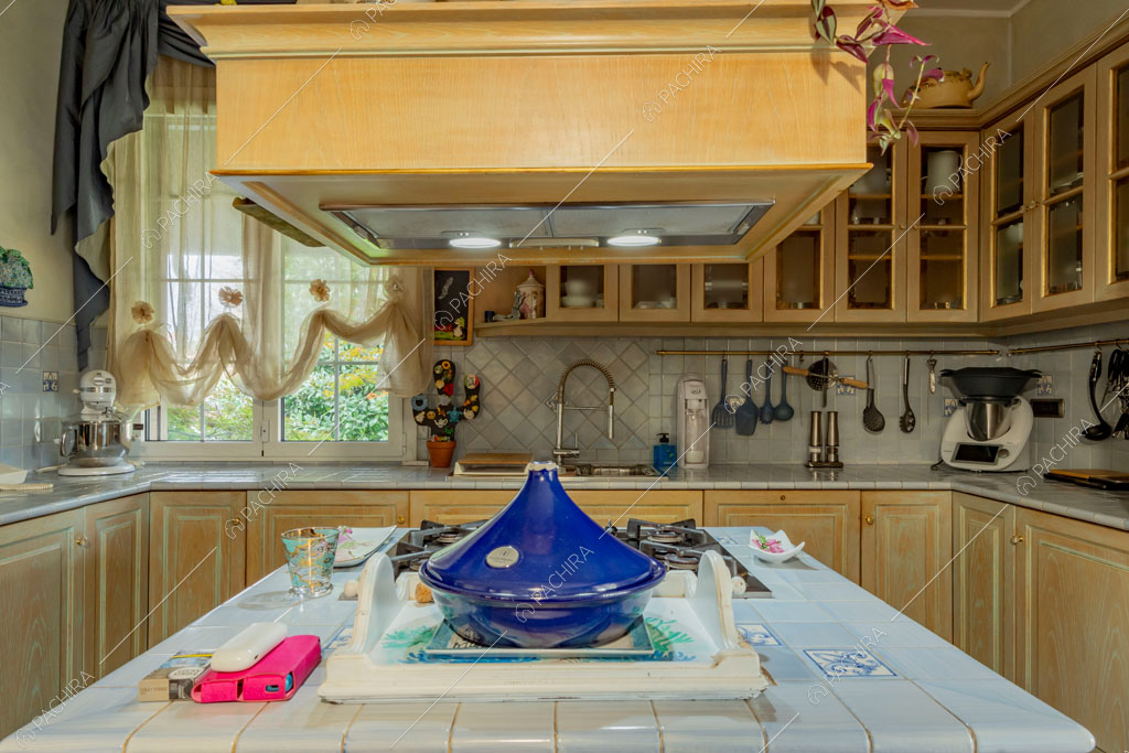 Cucina a isola della villa Ararat, location in stile classico a Milano