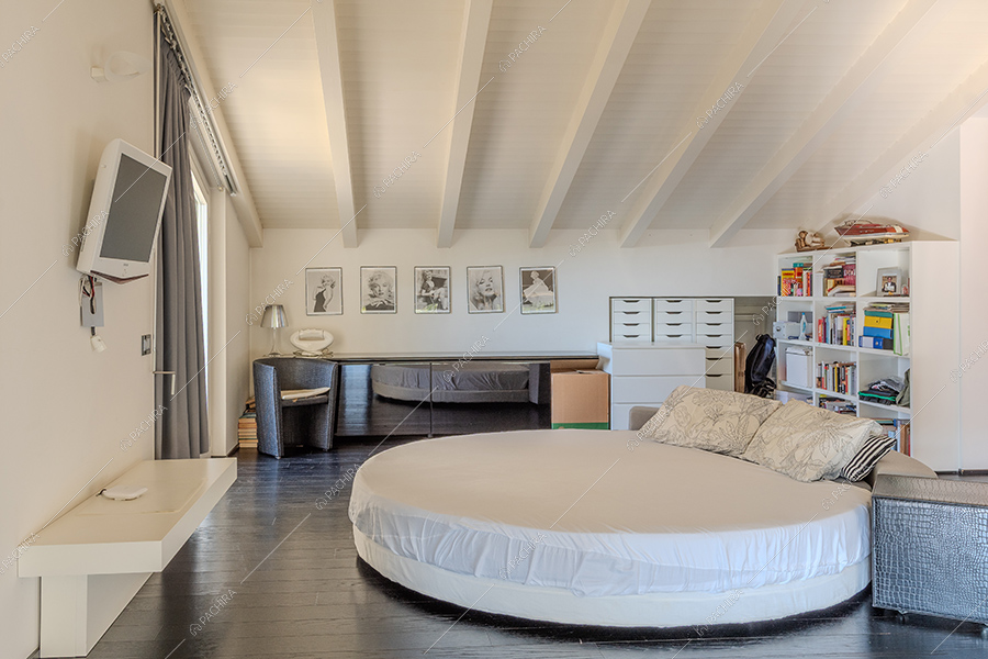 Camera da letto della villa Iride, location in stile moderno a Monza