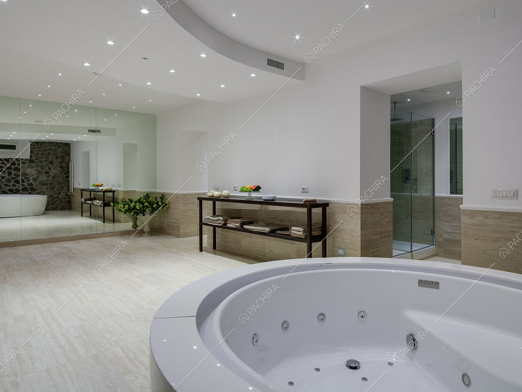 Vasca idromassaggio della villa Kunzite, location in stile moderno a Roma