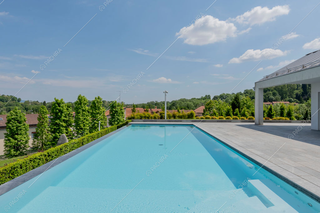 Piscina della villa Coral, location in stile contemporaneo a Como