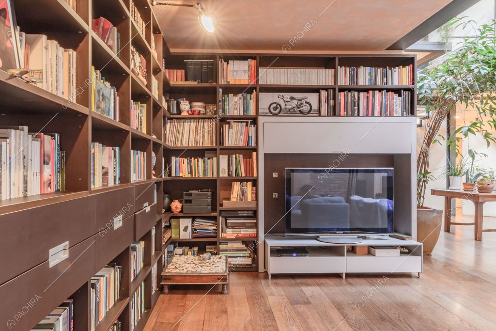 Libreria nel salotto del loft Mindanao, location in stile contemporaneo a Milano