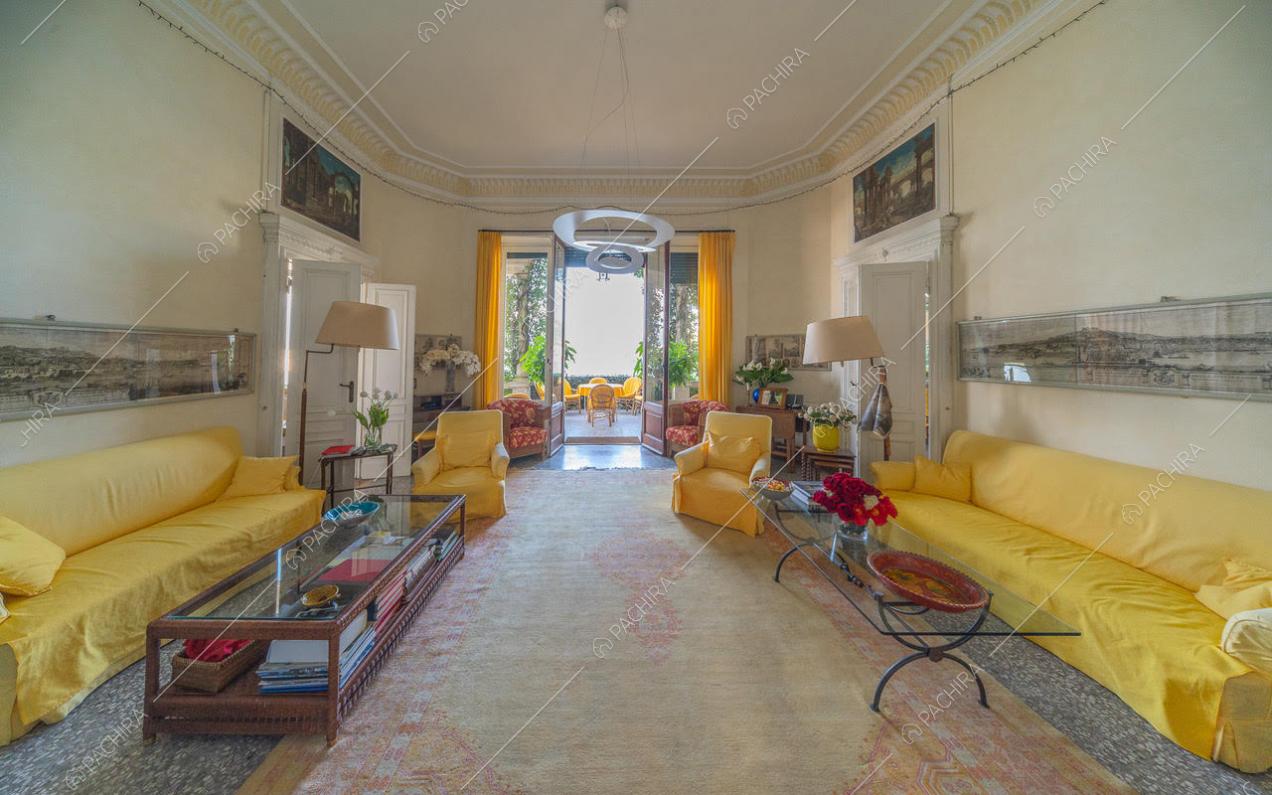 Salone con divani gialli e vista sulla terrazza