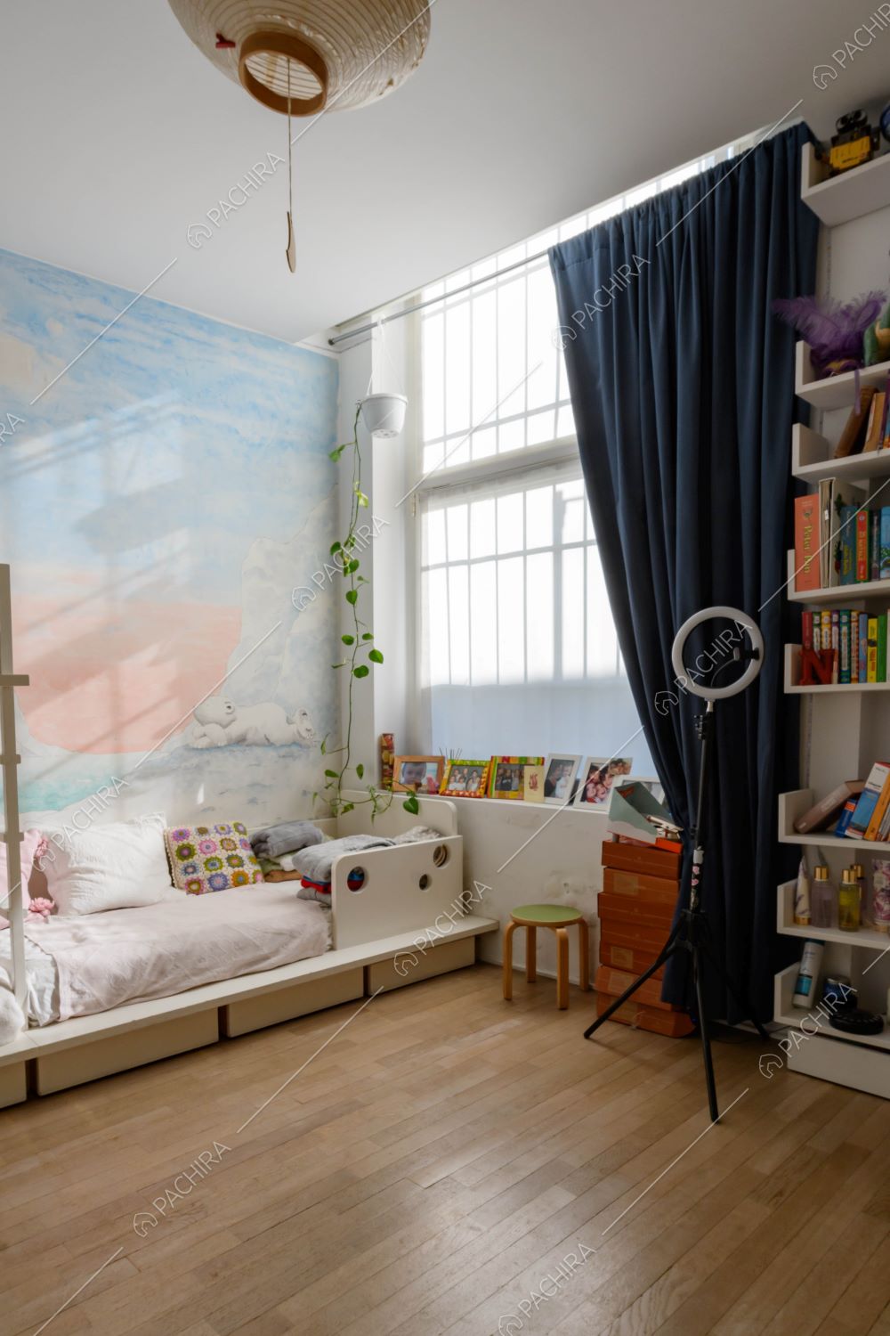 Carta da parati nella luminosa camera da letto dei bambini con pavimento in parquet