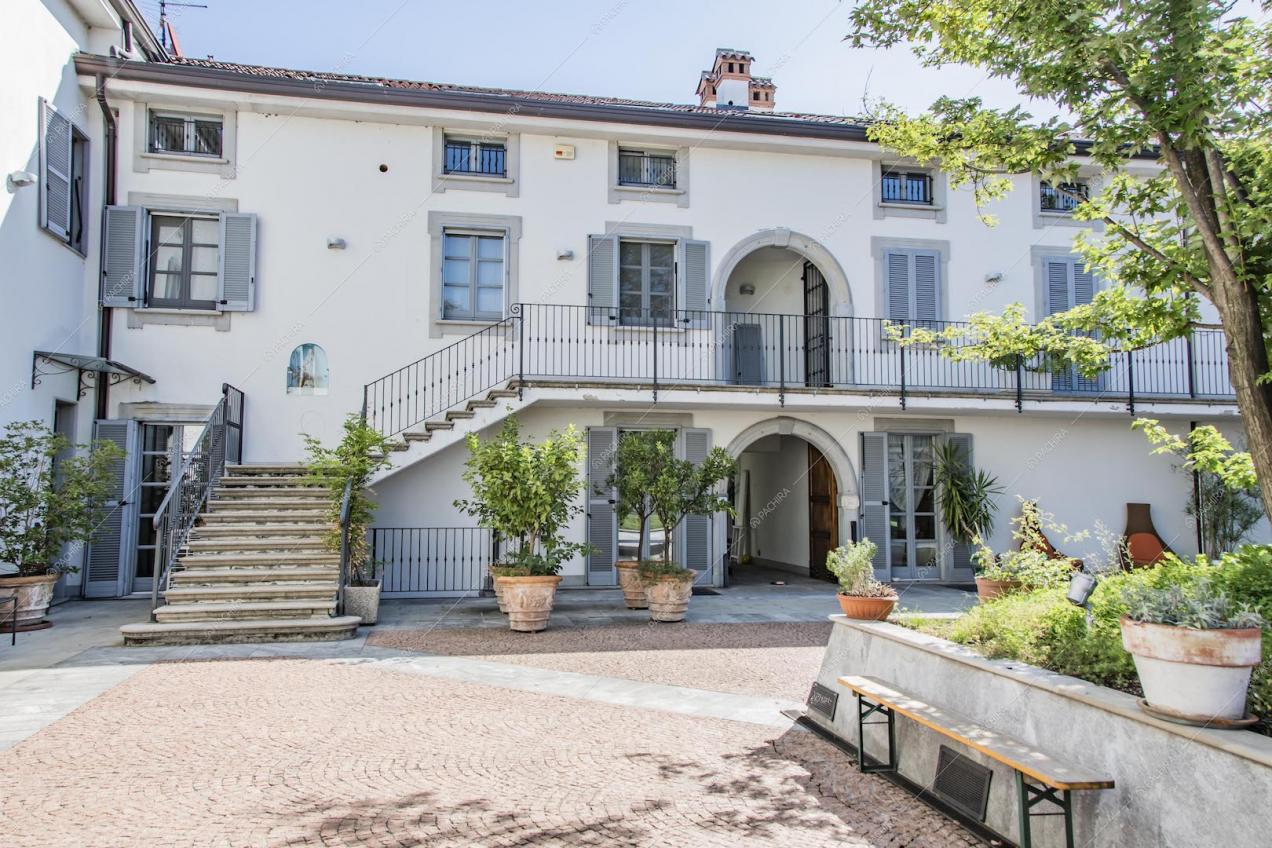 Dal cortile vista sugli esterni bianchi con scala d'accesso
