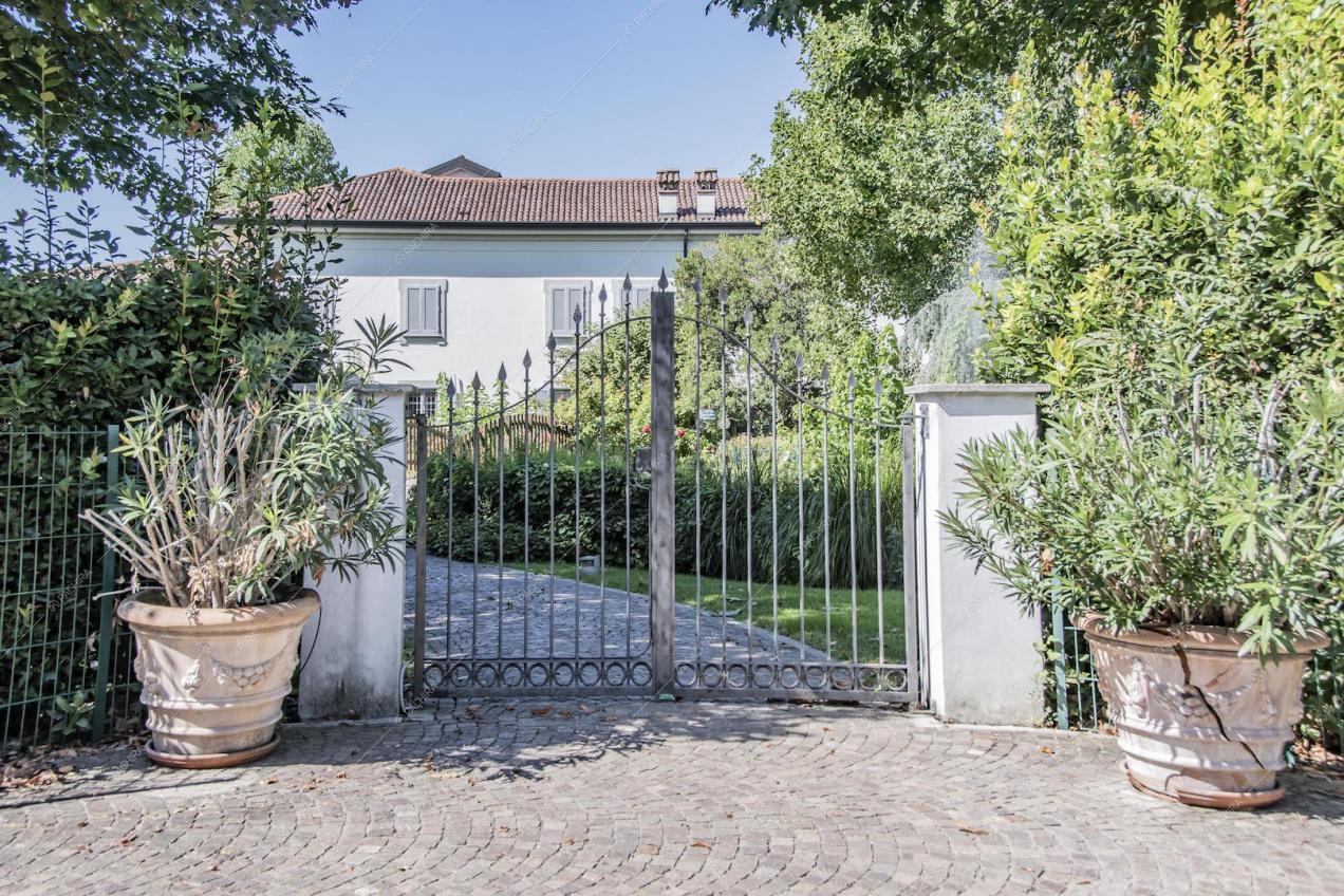 Cancello d'ingresso e vista su giardino e vialetto
