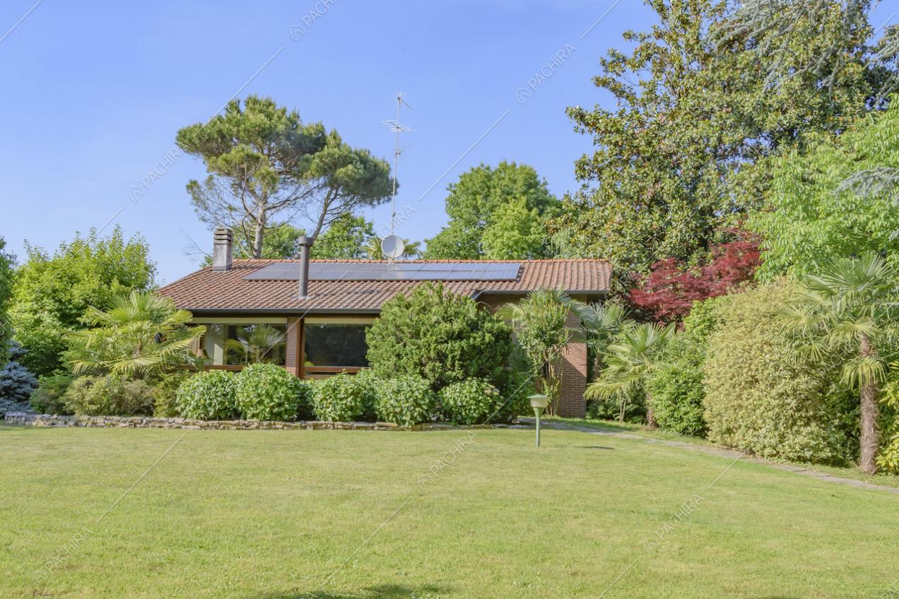 Pannelli solari sul tetto della villa e piante nel giardino