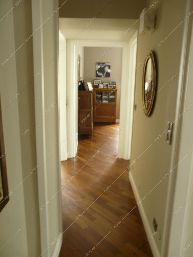 Corridoio con pavimento in parquet, specchio