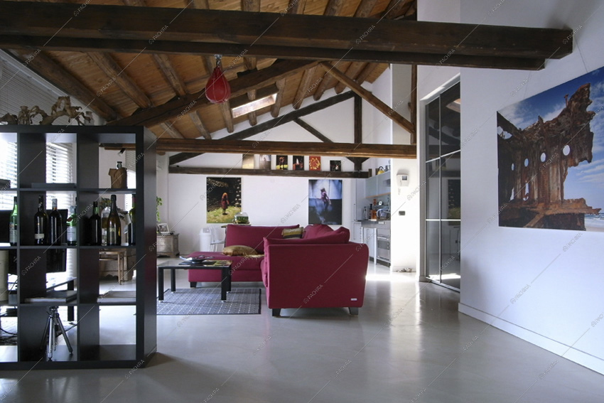 Scorcio sulla zona living, divano angolare