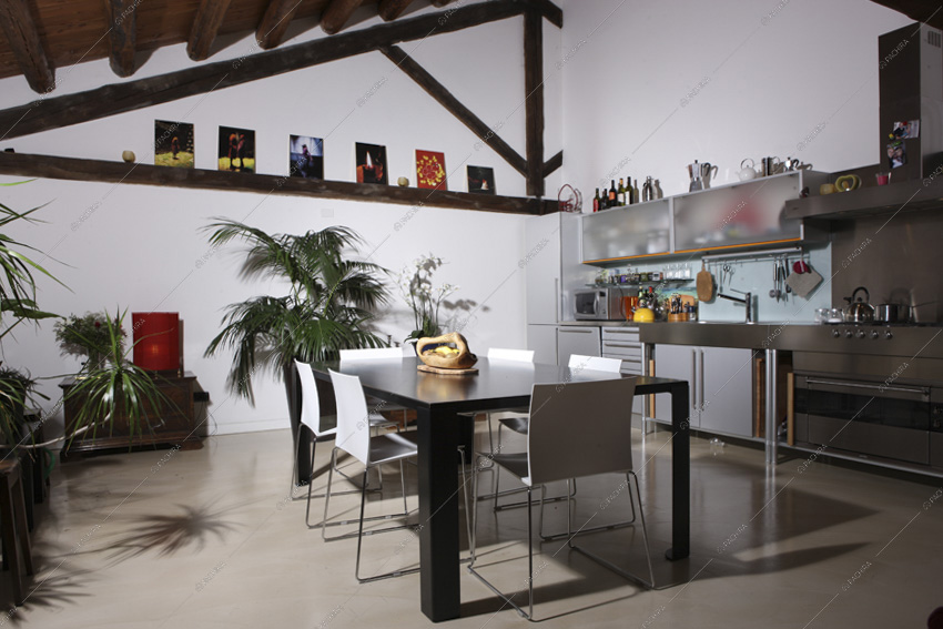 Tavolo da pranzo nero, travi a vista