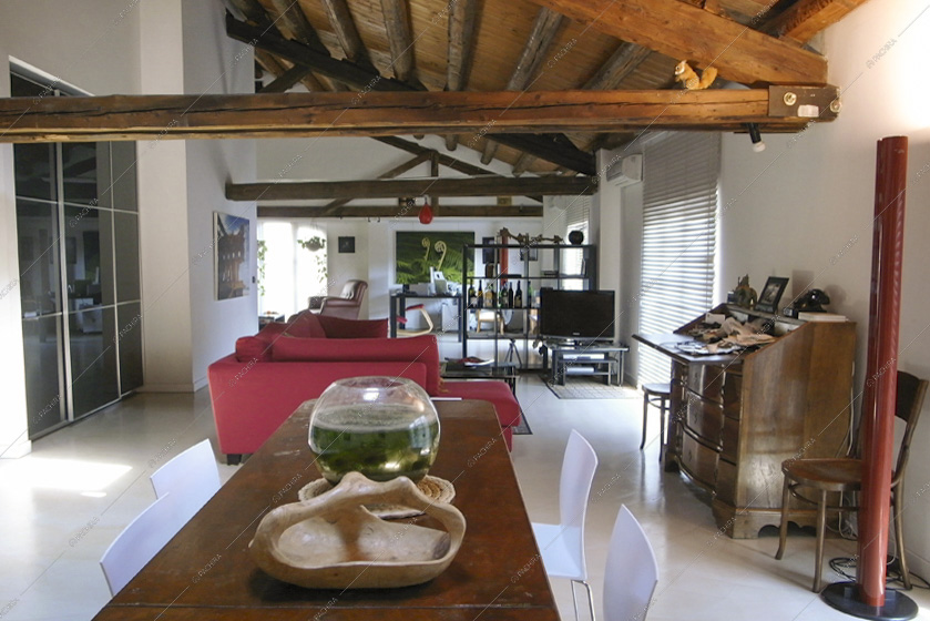 Vista sulla zona living dal tavolo da pranzo