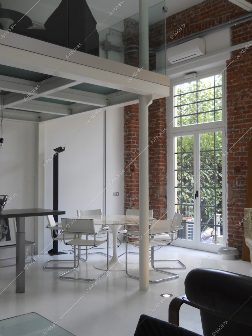 Tavolo da pranzo bianco illuminato dalla porta-finestra