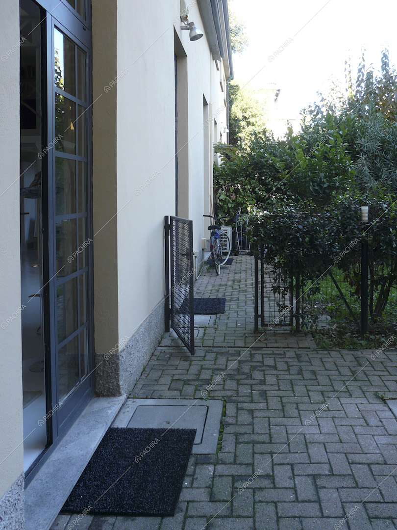 Accesso alla location tramite le porte-finestre e scorcio sul giardino