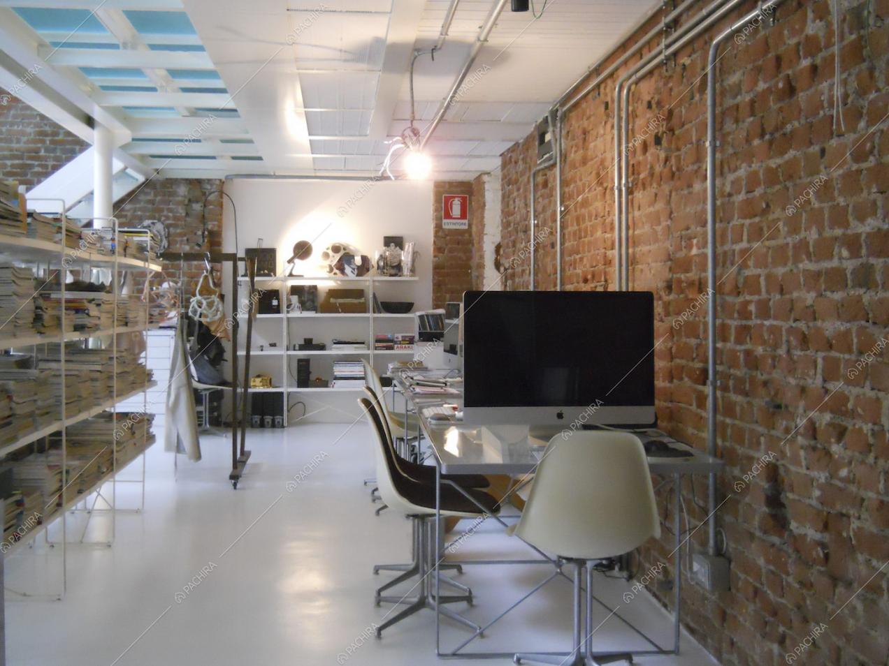 Studio separato da sala e cucina da una libreria