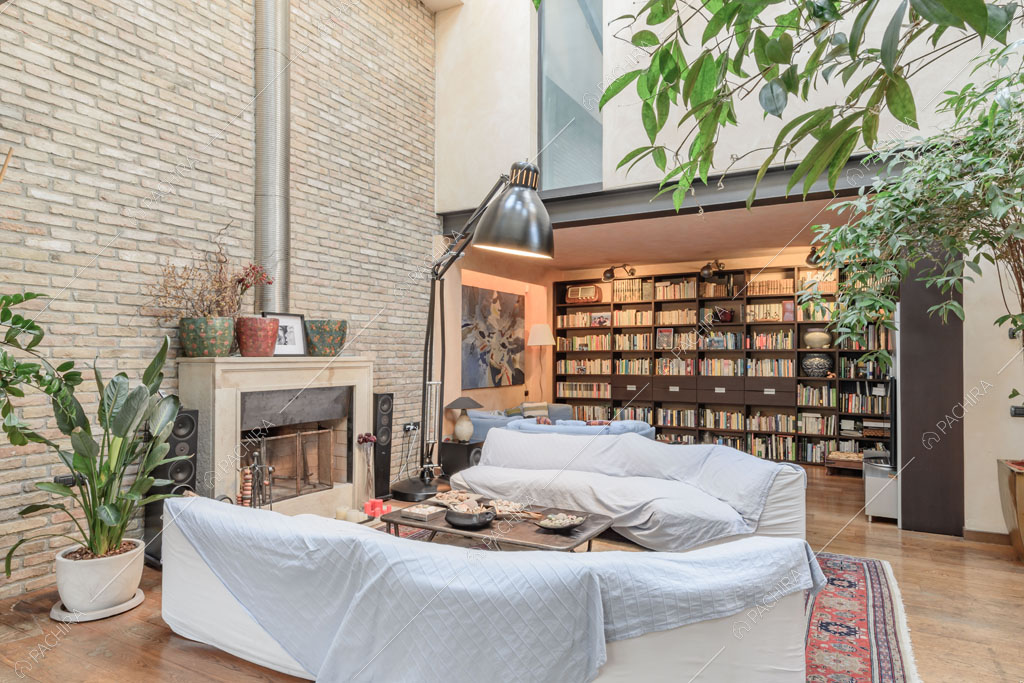 Libreria nella zona living del loft Mindanao, location in stile contemporaneo a Milano
