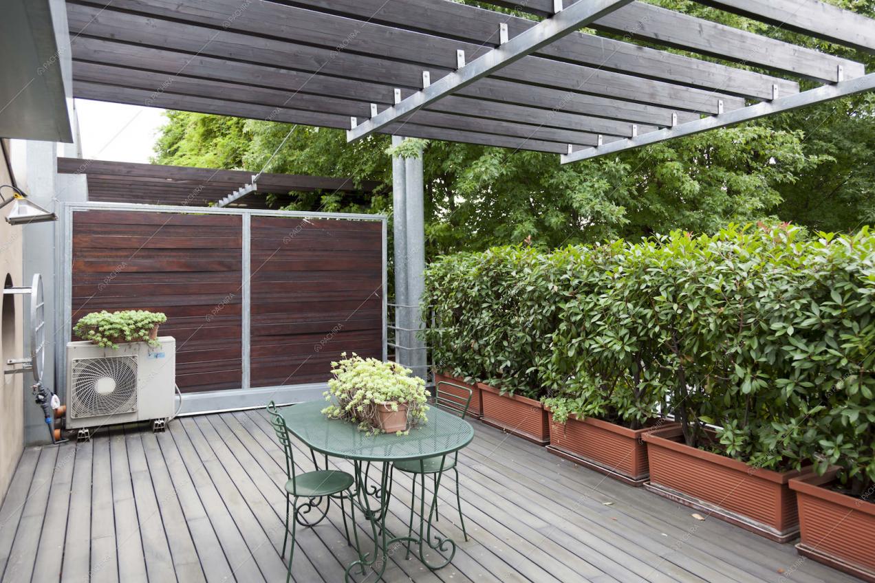 Terrazza con tavolino e sedie verdi da esterno