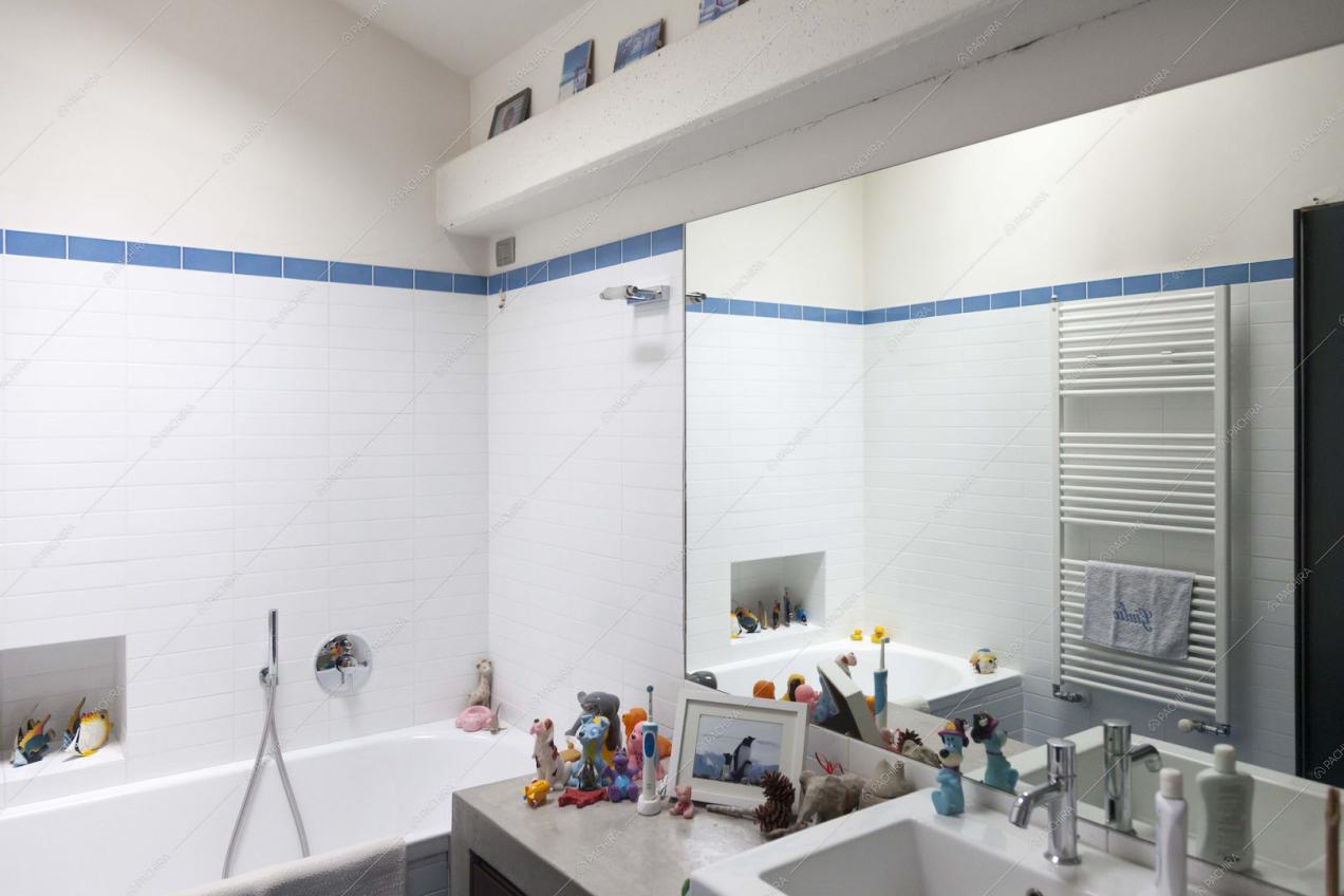 Specchio e vasca da bagno