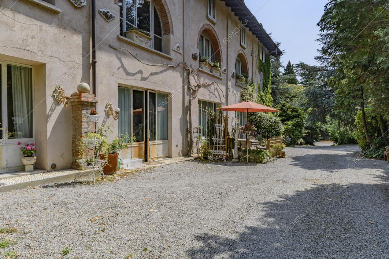 Dagli esterni con pavimento in ciottolato vista sulle finestre a mezzaluna