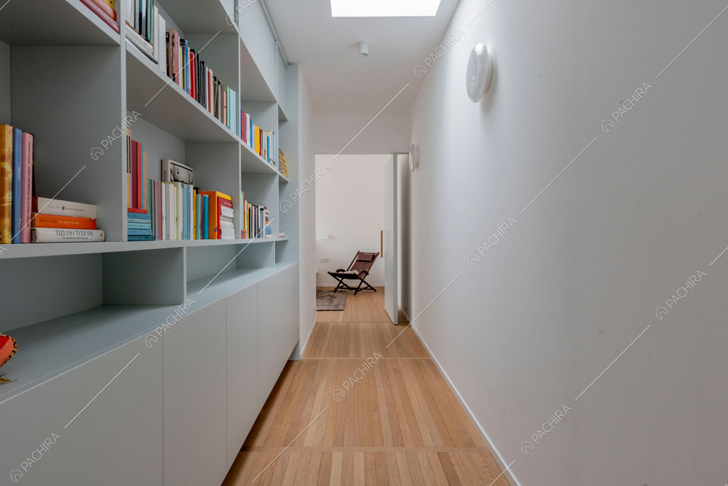Corridoio del loft Tigri, location in stile contemporaneo a Milano