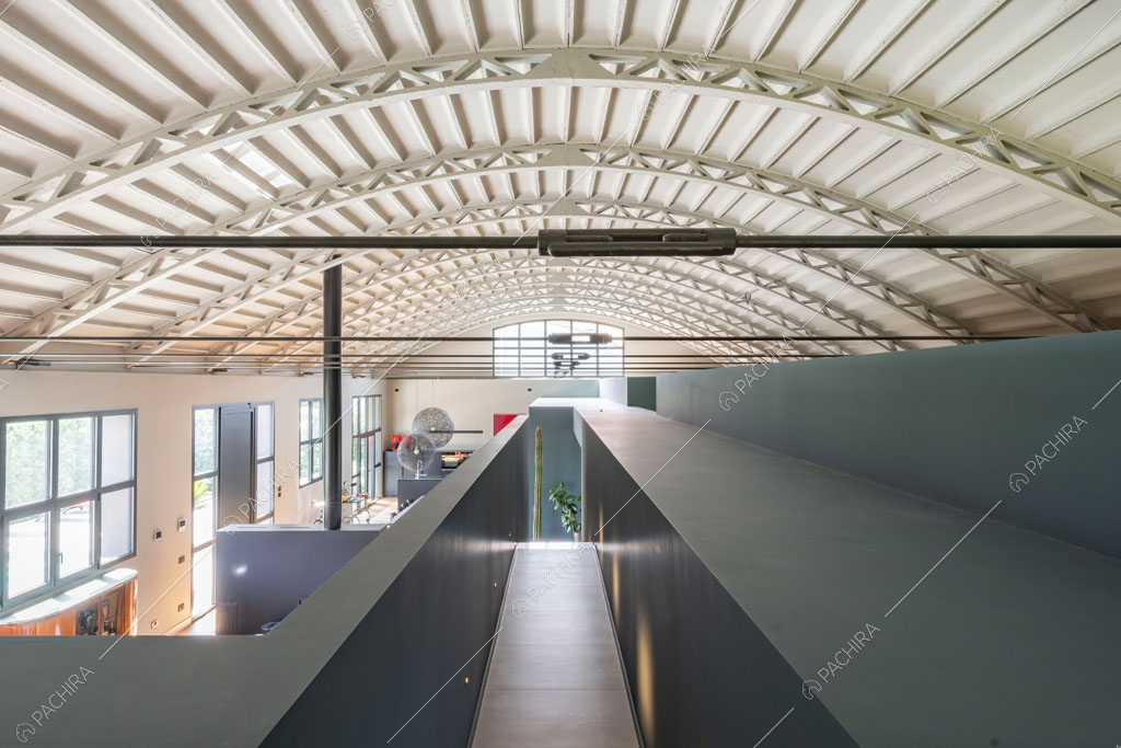 Corridoio del loft Danubio, location in stile contemporaneo a Brescia