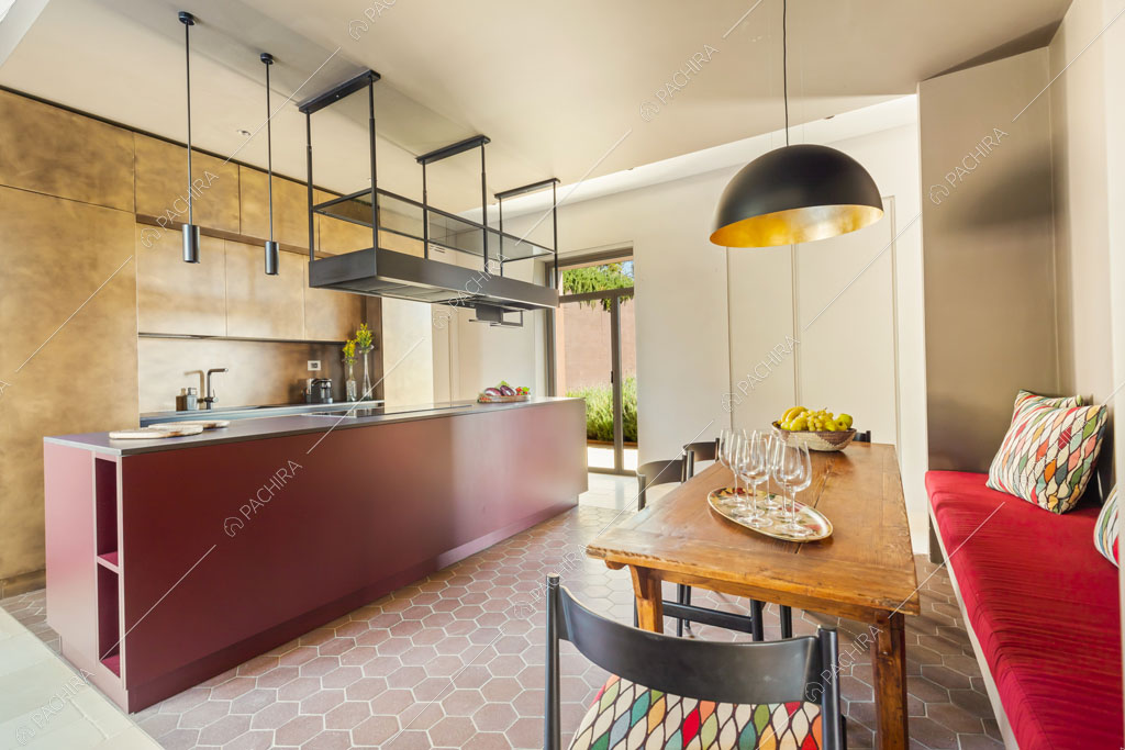Cucina a isola della villa Angara, location in stile moderno a Grosseto