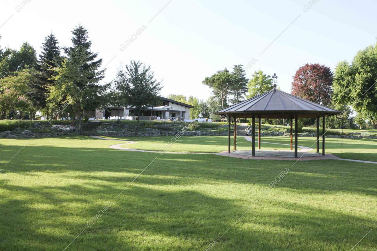 Dal gazebo immerso nel giardino privato scorcio sulla villa 