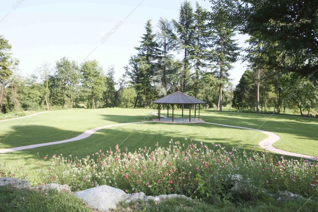 Nell'ampio parco della location, tre vialetti portano al gazebo