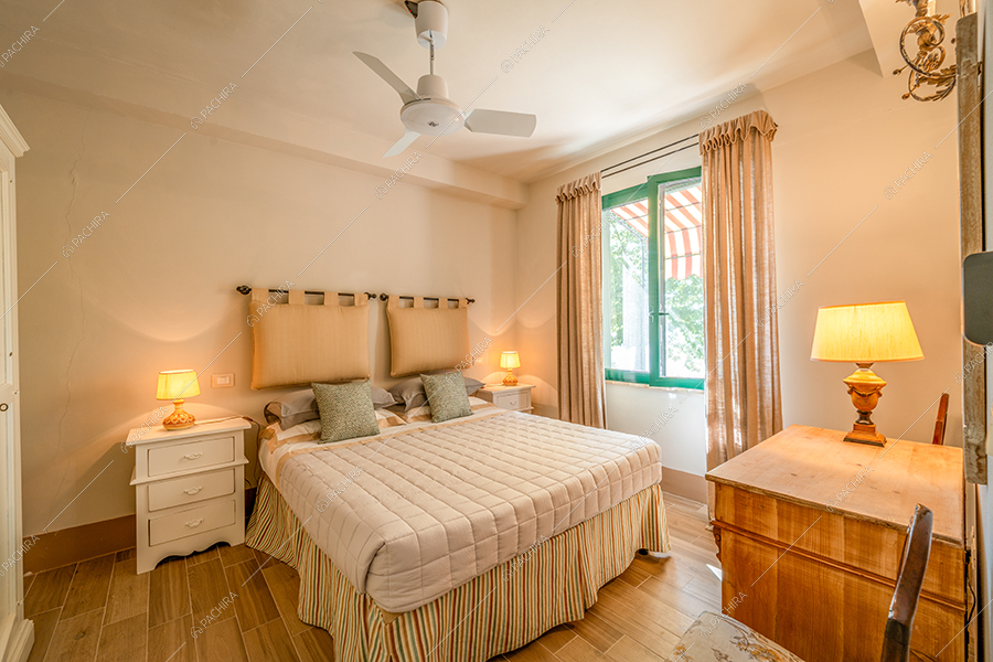 Camera da letto dell'agriturismo Tevere, location in stile country a Siena