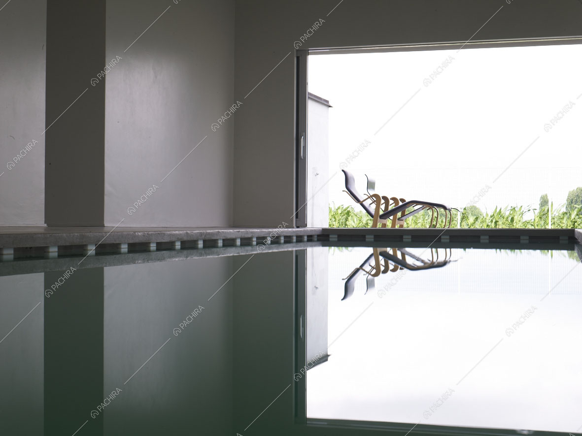 Vista delle sdraio dalla piscina