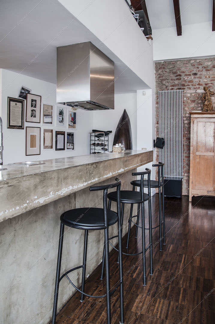 Banco bar in cemento lisciato
